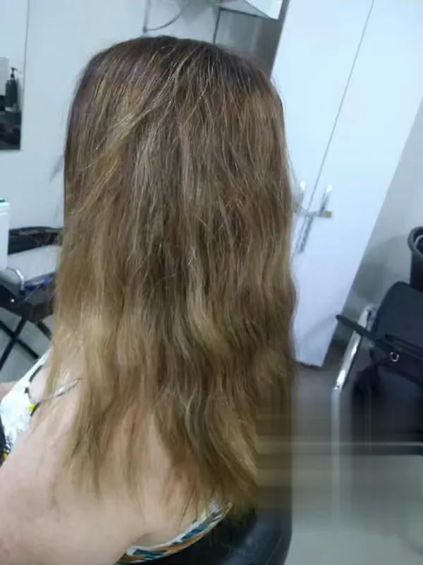 Antes: cabelo opaco e sem forma